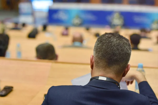 Geschäftsleute während der Konferenz und Präsentation, aud — Stockfoto