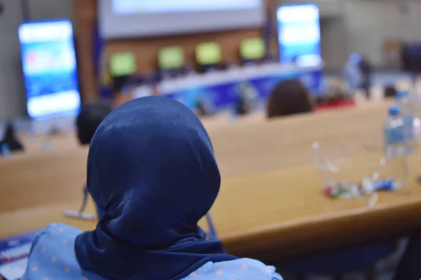 Mujer de negocios como líder hablando en la Conferencia. Audiencia en el — Foto de Stock