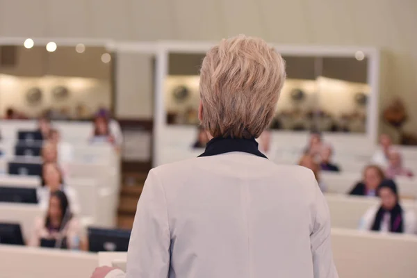 Business woman as leader speaking at Conference. Audience at the — Stock Photo, Image