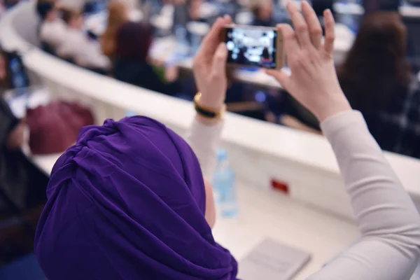 Conferencia de mujeres empresarias para la mujer derechosauditorio escuchar — Foto de Stock