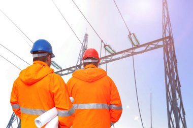 Alt merkezde iki elektrik mühendisi var.