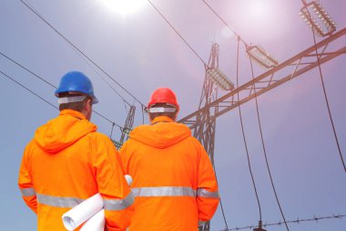 Alt merkezde iki elektrik mühendisi var.