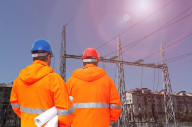 Alt merkezde iki elektrik mühendisi var.