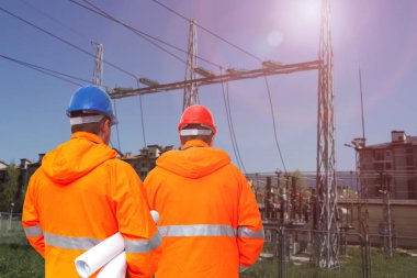 Alt merkezde iki elektrik mühendisi var.
