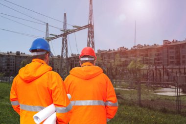 Alt merkezde iki elektrik mühendisi var.