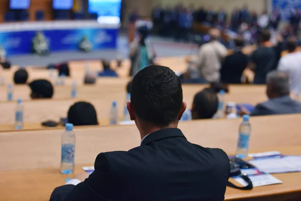 Geschäftsleute während einer Geschäftskonferenz im Konferenzraum oder — Stockfoto