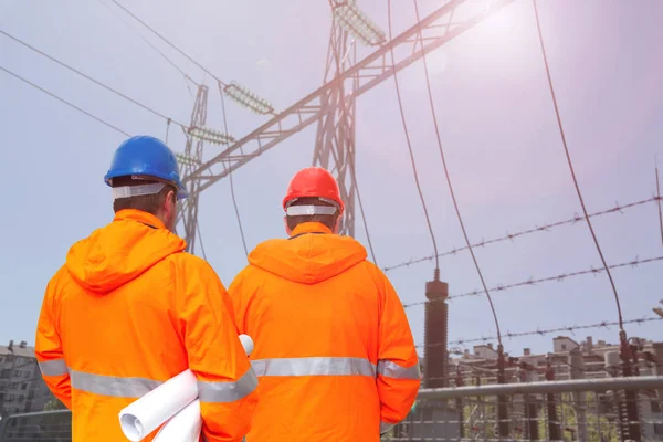 Dos ingenieros eléctricos en subestación, vista trasera — Foto de Stock