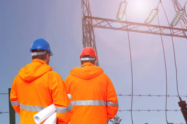 Dos ingenieros eléctricos en subestación, vista trasera — Foto de Stock