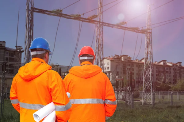 Dos ingenieros eléctricos en subestación, vista trasera — Foto de Stock