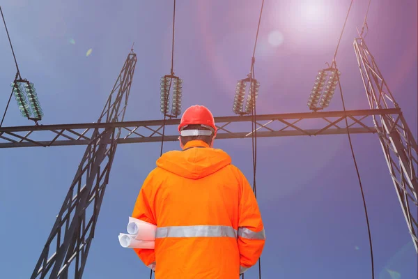 Ingénieur électrique regardant sous-station, vue arrière — Photo