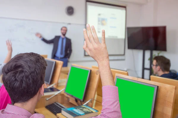 Erkek profesör öğrencilere ders veriyor ve onlarla iletişim kuruyor. — Stok fotoğraf