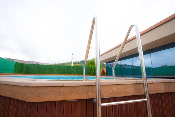 Pequena piscina no telhado, casa de campo moderna privada — Fotografia de Stock