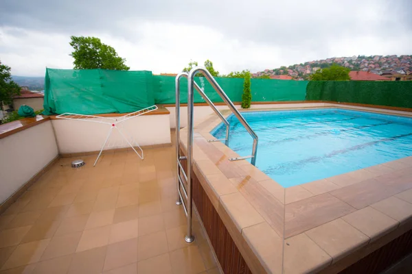 Pequena piscina no telhado, casa de campo moderna privada — Fotografia de Stock