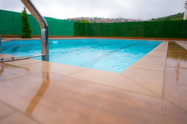 Pequena piscina no telhado, casa de campo moderna privada — Fotografia de Stock