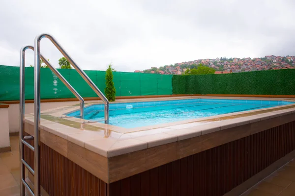 Pequena piscina no telhado, casa de campo moderna privada — Fotografia de Stock