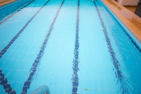 Pequeña piscina en la azotea, casa de villa moderna privada — Foto de Stock