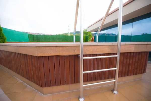 Liten pool på taket, privat modernt villa hus — Stockfoto