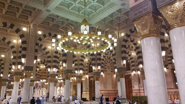 Medyna, Arabia Saudyjska, wrzesień 2016 Masjid (Meczet) Nabawi — Zdjęcie stockowe