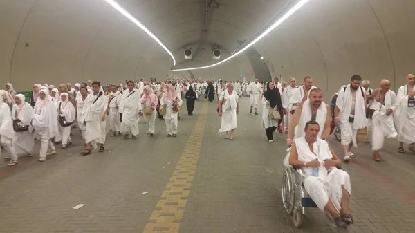 2016年9月サウジアラビアのメッカイスラム教徒の巡礼者が歩く — ストック写真