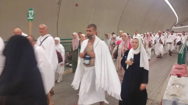 Mekka, Szaúd-Arábia, szeptember 2016., Muszlim zarándokok gyalog pe — Stock Fotó