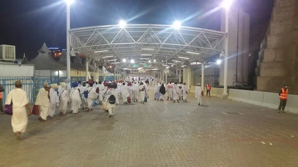 Mekka, Arabia Saudyjska, wrzesień 2016., Muzułmańscy pielgrzymi chodzić do papieża — Zdjęcie stockowe