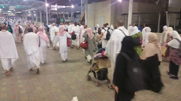 Mekkah, Arab Saudi, September 2016, peziarah Muslim berjalan ke pe — Stok Foto