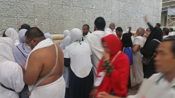 Mekkah, Arab Saudi, September 2016, peziarah Muslim berjalan ke pe — Stok Foto