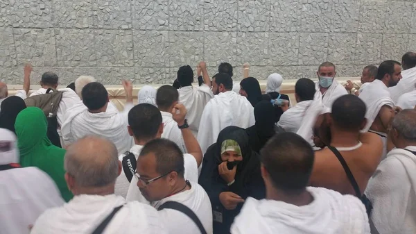 La Meca, Arabia Saudita, septiembre 2016., peregrinos musulmanes caminan a pe — Foto de Stock
