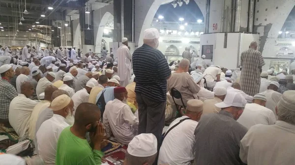 MECCA, SAUDI ARABIA, setembro de 2016 - Peregrinos muçulmanos — Fotografia de Stock