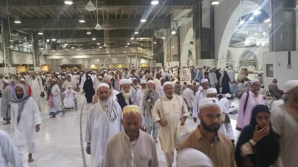 MECCA, ARABIA SAUDITA, septiembre de 2016 - peregrinos musulmanes — Foto de Stock