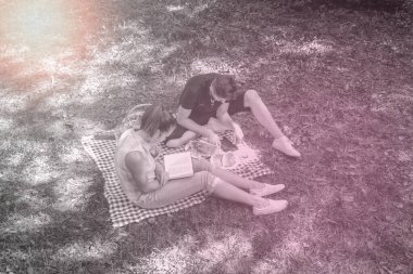 Aşık mutlu çift, parkta dinleniyor ve günün tadını çıkarıyor.