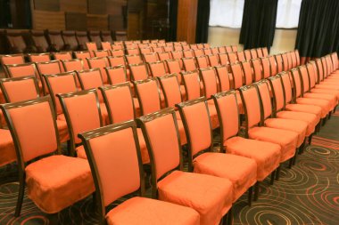 Konferans salonu ya da seminer odası, oditoryumdaki boş koltuk sırası.