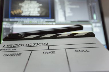 Arka planda film alkışlaması ve düzenleme odası