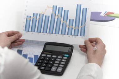 Genç işkadını finansal belgeler hesaplama