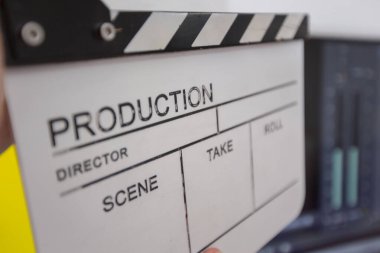 Arka planda film alkışlaması ve düzenleme odası