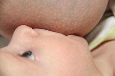 Genç erkek bebek emzirme anne