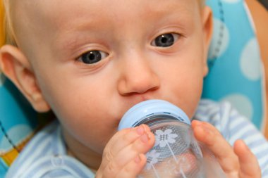 Bir yıl Bebek TV 'de çizgi film izleyip oynuyor.