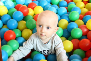 Güzel erkek bebek oyun alanında oynuyor.