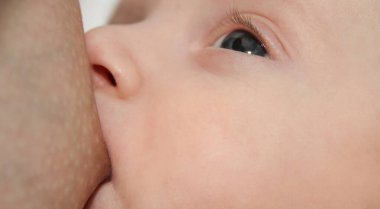 Genç erkek bebek emzirme anne