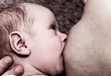 Genç erkek bebek emzirme anne