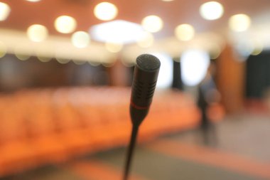 Konferans salonu ya da seminer odası, oditoryum, salon ya da sınıfta sıra boş koltuk..