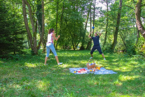 A boldog pár piknikezik a parkban. — Stock Fotó