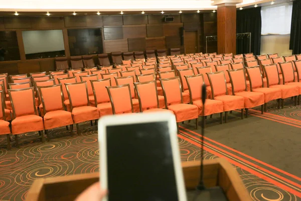 Podium mit Mikrofon und iPad im Konferenzsaal — Stockfoto