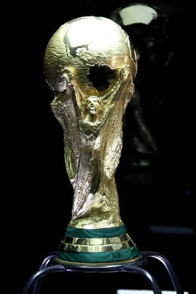 2014年3月 波斯尼亚和黑塞哥维那萨拉热窝 在黑人背景下的世界杯奖杯 即世界杯奖杯 于1974年推出 用18克拉黄金制成 底座为孔雀石 — 图库照片