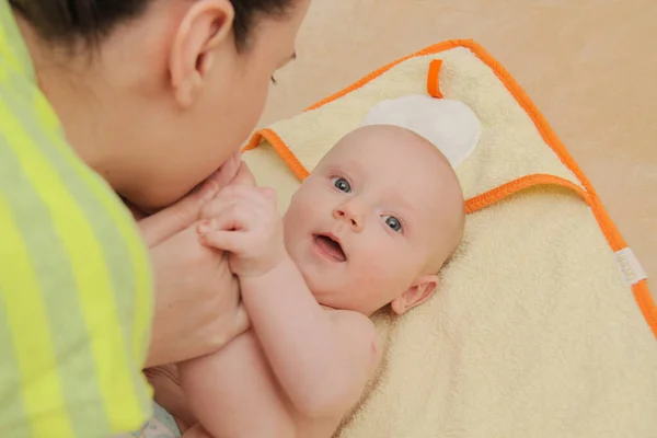 Moeder genieten van het spelen met haar vijf maanden babyjongen — Stockfoto