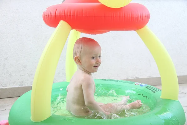 Piękny jeden rok chłopiec bawi się w basen — Zdjęcie stockowe
