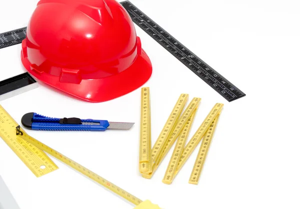 Hjälm och verktyg för konstruktionsritningar och byggnader — Stockfoto