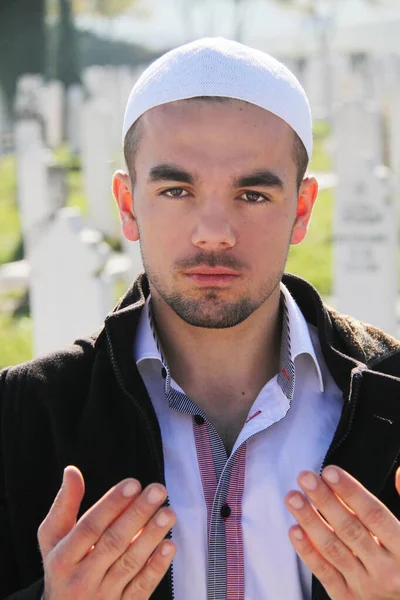 Młody człowiek muzułmańskich w pobliżu jego grób ojca — Zdjęcie stockowe