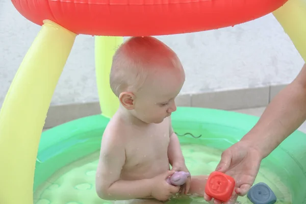 Schöner kleiner Junge spielt auf dem Spielplatz — Stockfoto