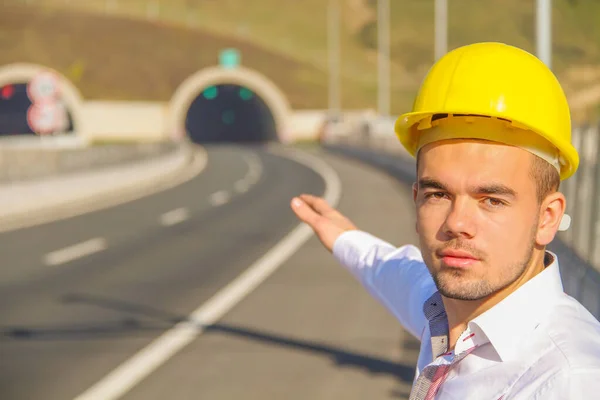 Ingeniero joven cerca del túnel — Foto de Stock